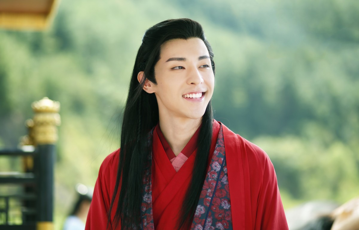 「谁是你心中的古装白月光」票选结果:第六名:邓伦(780340 票) 邓伦此前的古装剧代表作包括《封神演义》、《楚乔传》及《香蜜沉沉烬如霜》,但凡看过其古装扮相的妹纸必定会深陷其魅力;堪称是「越看越帅」、「越看越嗑到他的颜值」的单眼皮男神!他主演的首部古装玄幻电影《阴阳师:晴雅集》已在去年尾开机拍摄,预计会在今年上映。