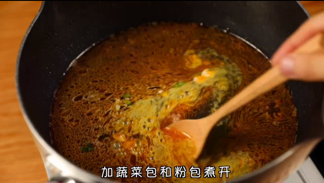 煎熟后把海鲜捞出,之后往同一口锅里加碗水,放入泡面自配的调料包煮开。
