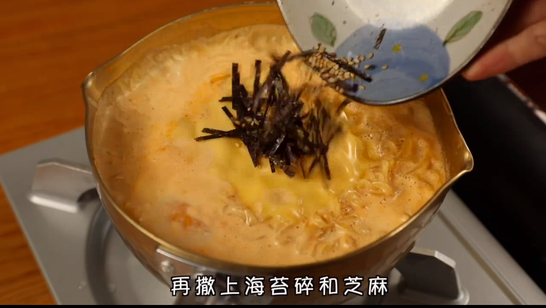 最后撒上一点海苔丝和芝麻就搞定啦!奶香、之时香超级无敌浓郁~一定要试试这个吃法!
