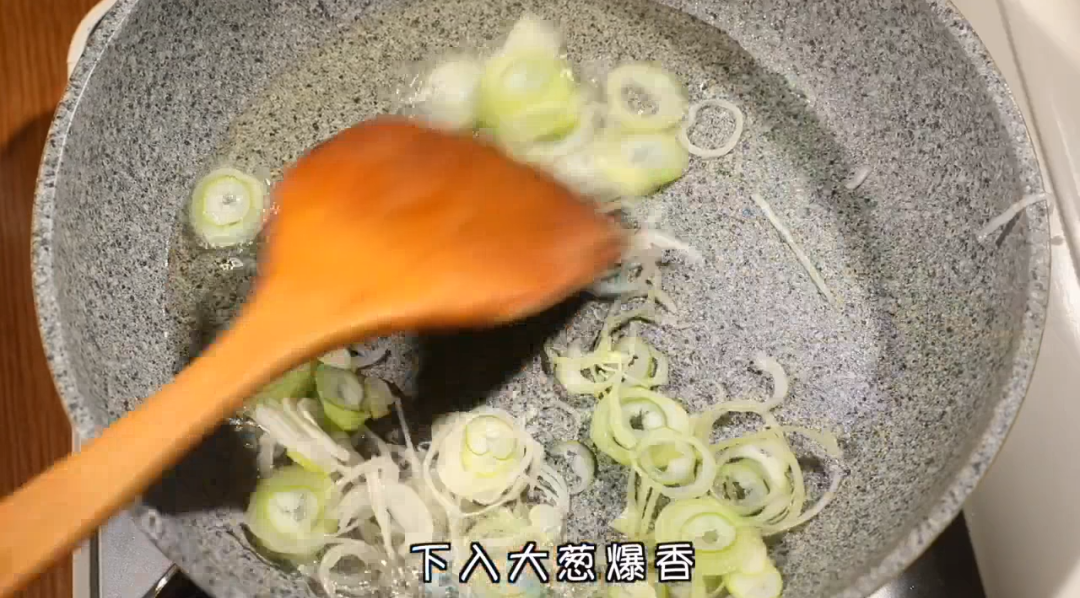 倒油热好的锅里加入大葱爆香,然后陆续加入包菜、韩式年糕和鱼饼,并倒入酱汁。炒匀后加入1碗水、加点泡菜,焖煮5分钟即可。