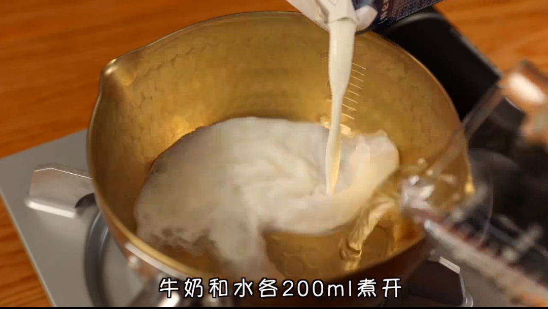 在锅中倒入200ml的水和200ml的牛奶,煮开后放入泡面和调料包。