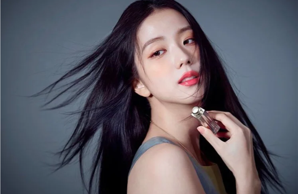 DIOR 673 Charm Star 蜜柚草莓红 也是Blackpink Jisoo Pick的一款热门色号,暖光底下呈现蜜柚色调、冷光下是很有气质的草莓红色,涂上最仙果汁女孩就是你!?