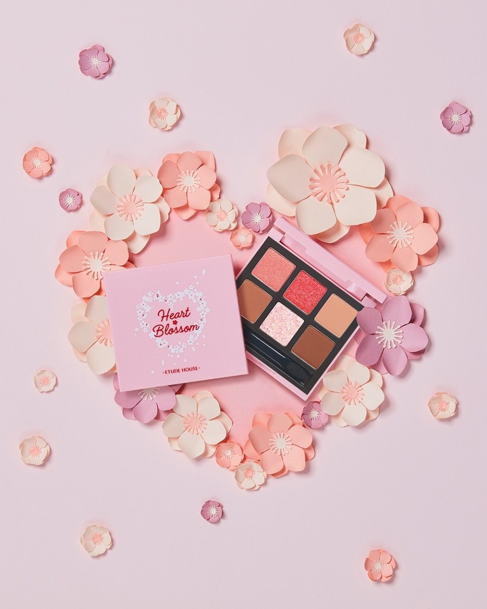 Etude House Heart Blossom Collection #3 Pink Blossom 每年Etude House家的春季限定眼影盘都备受瞩目!今年的这款6色眼影盘 #3 Pink Blossom 已经在马来西亚Etude House上架喽~小小一盒里完美集合打底色、重点色、珠光与亮片色,特别适合小资女、眼妆新手选购!