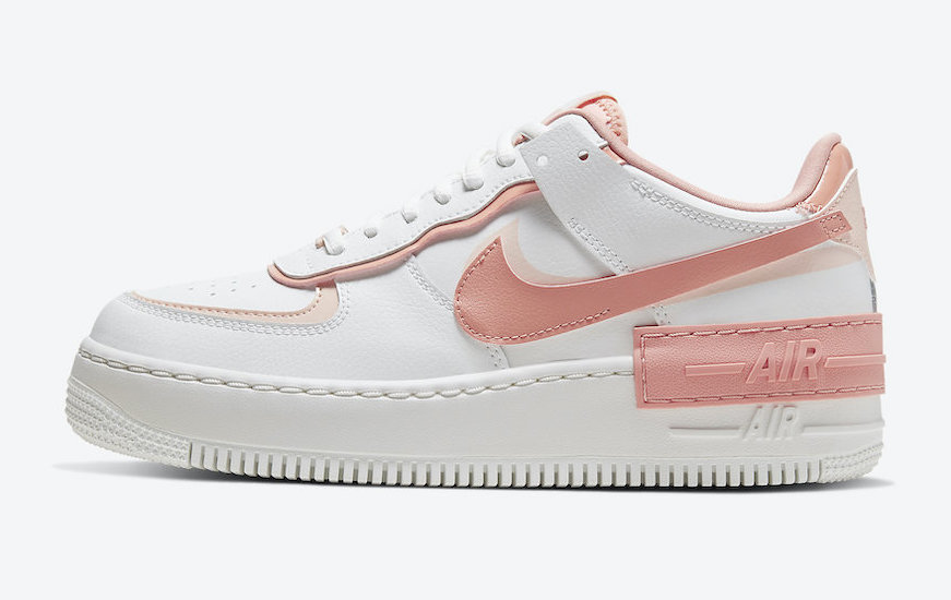 Nike Air Force 1 Shadow White Pink 配色以白色为基底,配以分层式设计和该系列最经典的「双层品牌标志」,整体的粉X白搭配绝对直击小仙女们的心 ❤️