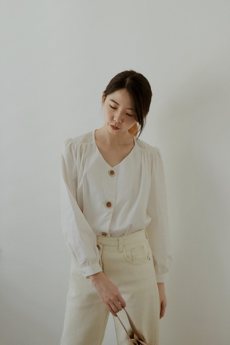 马来西亚时尚女装网店we enjoy simplicity:风格与其名字相呼应,以「极简风」为主~素净的颜色、可盐可甜的女孩感设计...简直不要太好看? 无论是学生党、上班族女生,相信都能在她们家买到极好搭的时尚Items~