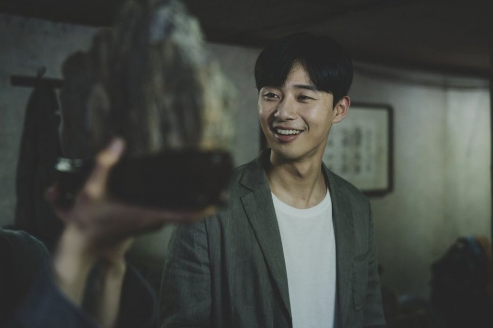 8、《寄生上流》奉俊昊导演大赞他是「最佳女婿人选」 《寄生上流》在奥斯卡夺得荣誉,为亚洲及韩国电影圈争光!有看过电影的女生们,记不记得朴叙俊也有客串了里面的一角呢?透过《寄生上流》和朴叙俊短暂合作过的奉俊昊导演曾大赞朴叙俊个性好、是个极具魅力的男演员,更把他比喻为最佳女婿人选,说是如果自己有女儿的话肯定会把他介绍给女儿认识~