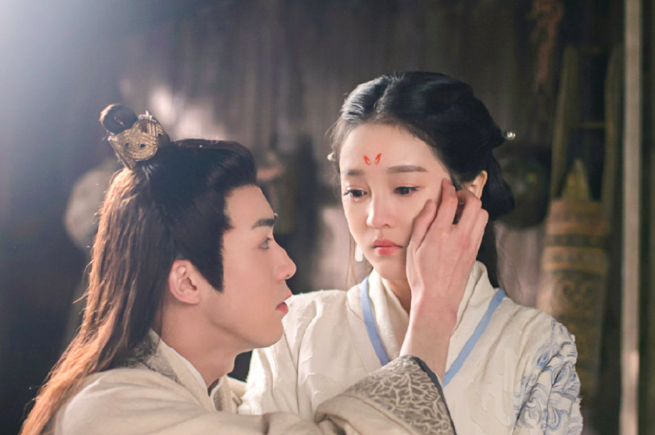 改编自畅销小说于网漫《深宫丑女》;故事讲述职场菜鸟「历夏」(何花 饰)作为玩家进入了新开发的游戏,由于选择挑战「最难」模式,导致她阴差阳错成了游戏中专职「倒夜壶」的宫女,彻底变身为最低配玩家。由于新开发的这个游戏存有Bug无法顺利推出,历夏被迫留在游戏中的宫廷里生活。