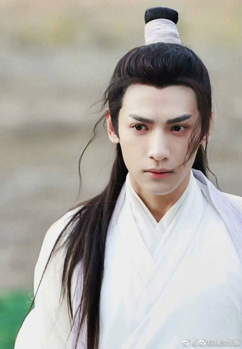 「谁是你心中的古装白月光」票选结果:第七名:罗云熙(641610 票) 有看过《香蜜沉沉烬如霜》的观众相信都曾为罗云熙在剧中饰演的「润玉」沦陷!尤其一身洁白衣衫造型更显他的温润如玉~虽然剧中后半段润玉正式黑化,但超悲情的人物设定让人恨不起来的说~去年热播的《白发》中罗云熙也是完美诠释了其古装男神魅力!紧接着有他领衔主演的古装大剧《月上重火》、《皓衣行》都在待播中,期待值满分!