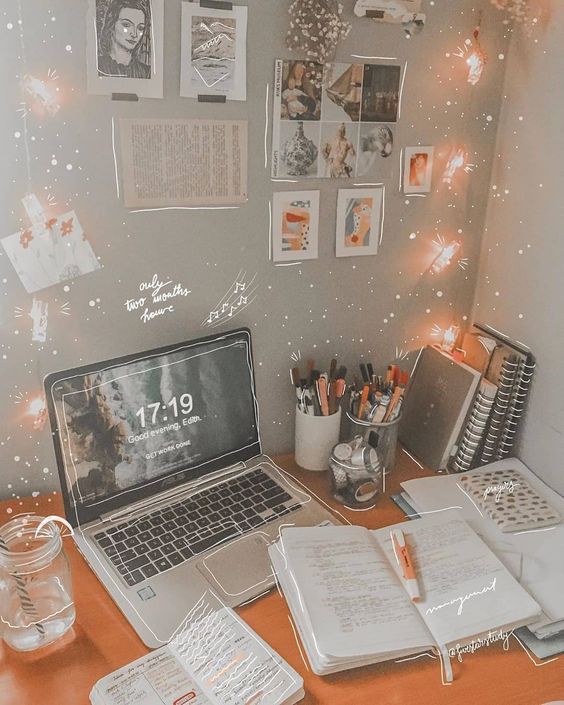 也可以用灯饰点缀墙面,书桌顿时温暖感+幸福感满满吖~