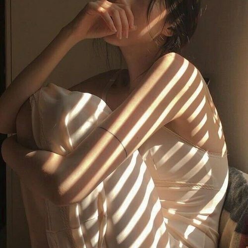 ✨贾静雯:女性是很感性,愿意为爱做很多事情。但原始的你,如果为了对方改变,对方就不会再爱你了,所以先把自己顾好,所谓的顾好时心态上面的,千万不要把重心都放在对方身上。 ✨贾静雯:只要懂得转身,伤与爱都是遇见美好的道路。