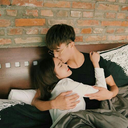 大家有没有自己特别喜欢的IG插画家呢?今天C编来给大家推荐的这位台湾插画家啊宣@asuan.14,以可爱的插画风格描绘着女生们的生活日常、穿搭、情侣日常等等,尤其恋爱系列插画还会配上特别高甜的爱情语录呢 ❤️ 让人看完觉得幸福感满满!