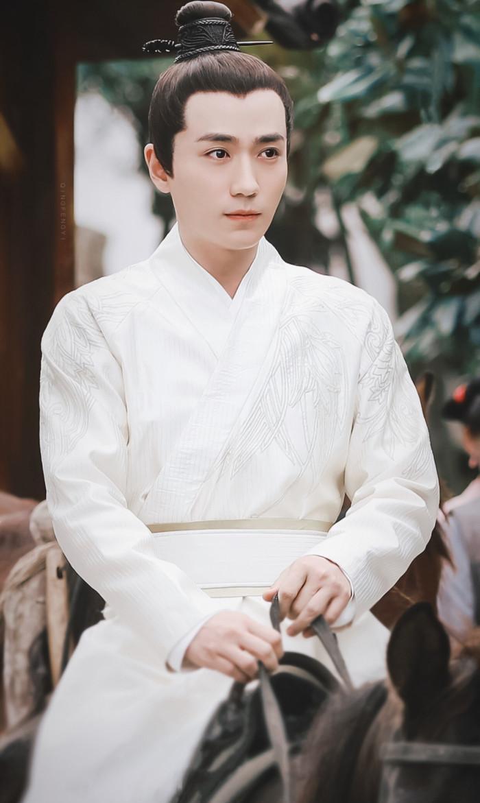 「谁是你心中的古装白月光」票选结果:第八名:朱一龙(580828 票) 朱一龙在时装剧《镇魂》中的角色深入民心,但其实他自出道以来演过不少古装剧哟~比如去年《知否知否应是绿肥红瘦》中的「齐衡」一角最为人熟知,还有过往扮演过《新边城浪子》傅红雪、《花谢花飞花满天》花无谢等等,造型都超俊美!