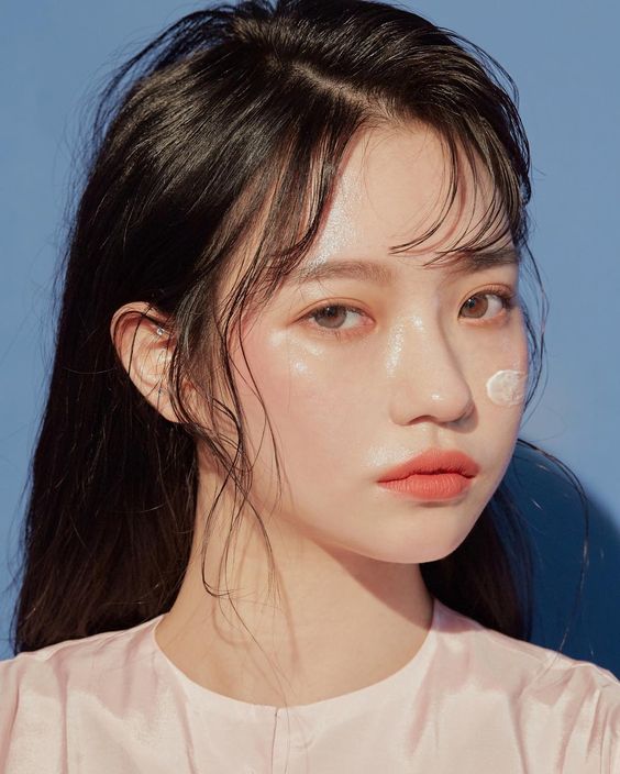 重点(二):拒绝手挤、少用妙鼻贴 相信不少女生都选用过妙鼻贴来清除黑头,帮助的确是有的,但效果不持久,甚至还会在撕掉妙鼻贴时连带损伤到角质层,不建议过多使用。此外,手挤也是大写的NO!手指和指甲缝儿里细菌多,而且用力挤压皮肤会损伤皮肤哟。