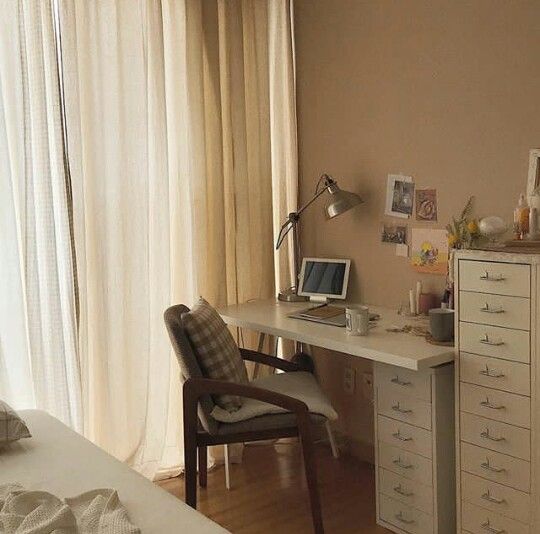 今天给大家带来「暖系高颜值书桌布置」提案,在这些整齐度和美感都爆疗愈的书桌前学习或工作,相信办事效率都会不自觉大提升呢!