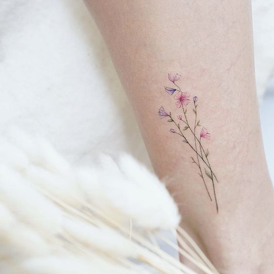 脚踝上的小心机 ❤️ 超精致的彩色花卉图腾绝对Catchy到让人舍不得将延伸挪开~