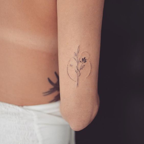 手臂、手腕都是纹身的Ideal位置,时刻展现手上的唯美花卉刺青,回头率绝对MAX~