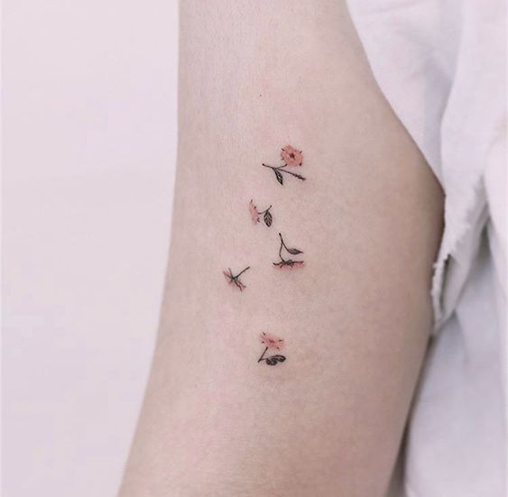 手臂、手腕都是纹身的Ideal位置,时刻展现手上的唯美花卉刺青,回头率绝对MAX~