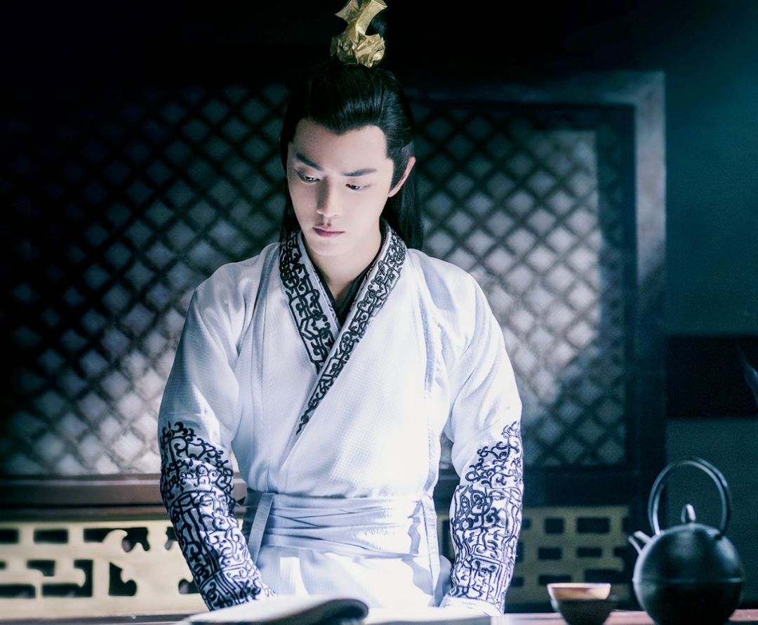 「谁是你心中的古装白月光」票选结果:第三名:肖战(924579 票) 《陈情令》、《庆余年》、电影《诛仙》中无论表现或古装扮相都备受好评的肖战,近年来作品频出、人气极高,未来可期!然而不久前因部分粉丝引发AO3平台被强行关站一事受到创作圈和外界挞伐,「粉丝行为偶像买单」现象也让肖战音这次事件形象受创,不仅之前的作品被集中刷低分,甚至还有传影响了他的商业代言;希望事件尽快平息、粉丝理智追星。