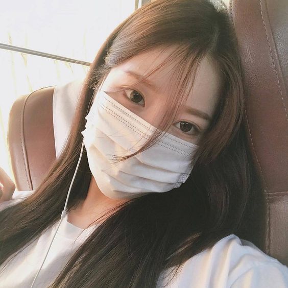 疫情肆虐期间 比病毒更可怕的是人性 疫情的迅速蔓延是件及其棘手之事,也是当局必须做好疫情防控的非常时期。但这些病例飙升的日子以来,相信大家都透过各种网络渠道收获了形形色色的消息;例如,某人因被「发灾难财」的骗子骗钱到警局报案、某某商家坐地起价把口罩炒至天价、XXX传出的「民间疗法」、XXX说某某处有病患出没大家别出门、等…林林总总的消息。 在非常时期之下,「有人病倒了、有人紧张到彻夜难眠、有人唯恐天下不乱、有人舍身奉献社会、有人趁机谋财…」;疫情当前,人性与谣言之恶、人心之贪婪…比病毒更具毒性!还望大家谨记:莫传谣、莫发国难财,莫昧良心事。