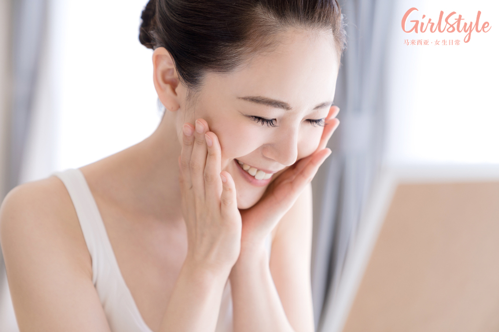 通过自身努力把肌肤底子保养得更理想,绝对需要持之以恒...但不一定需要繁杂的步骤才能办到。比如一直以来很受女生们推崇的「懒人护肤保养法」,就最适合生活节奏快、想要快狠准变美的现时代女性。想要一招变美并非难事,以下这款1 STEP美肤好物,绝对是女生们的保养福音!