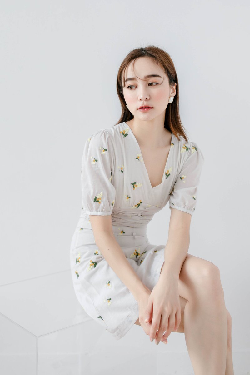 马来西亚时尚女装网店Arimee:C编特别喜欢他们家的少女感设计,无论是休闲风T恤、甜美风连衣裙、CHIC风外套、女孩味衬衣...各式各样的Style都特别好看!而且价格也和款式一样赞赞哒 ❤️~