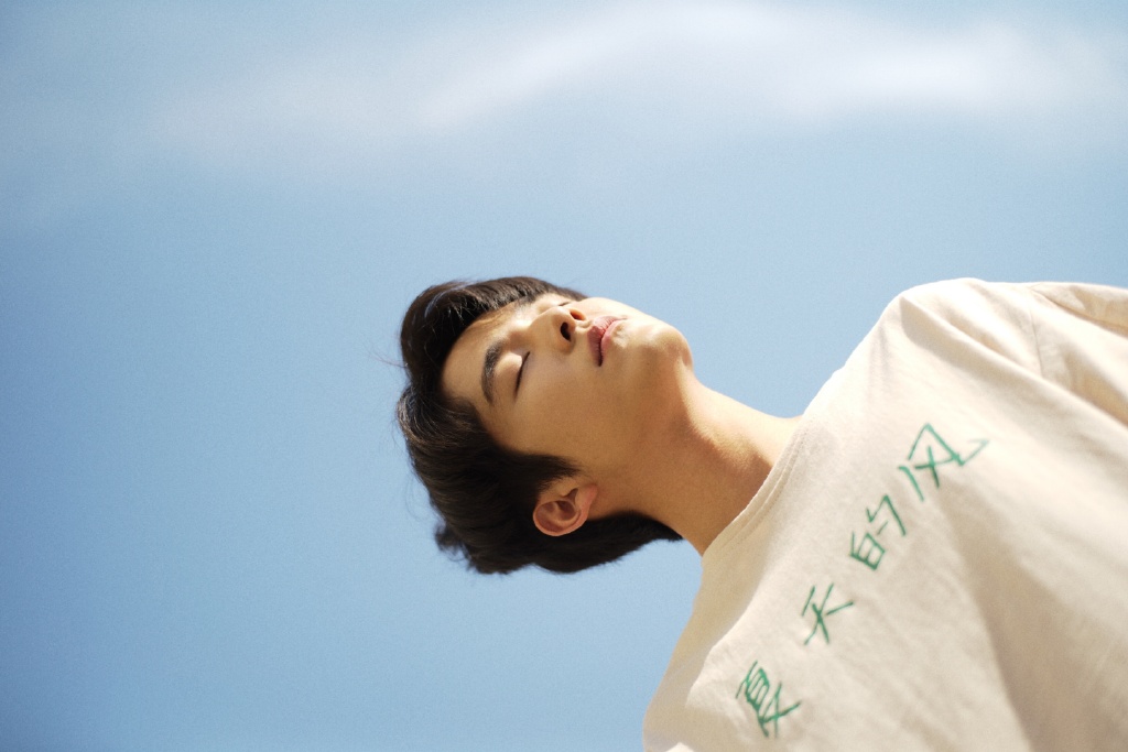 「本哥」张新成语录:9、得失心太强会累,不如静下来想一想,what makes you so special。 10、希望大家变得更加包容,因为这个世界上是有吸引力的;当你选择去成为别人的小太阳的时候,那时你的人生也时常会被小太阳温暖。
