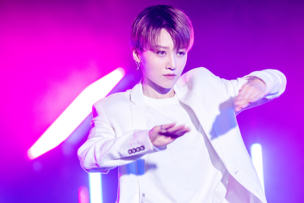 ✨刘雨昕 C编私心最Pick的正是被称为「一出场就是王者」的刘雨昕~造型打扮中性的她能酷能美,而且还是擅长歌唱、舞蹈、Rap、编曲、编舞、钢琴的全能ACE…这么优秀的小姐姐叫人怎么能不深陷于其魅力之中!?