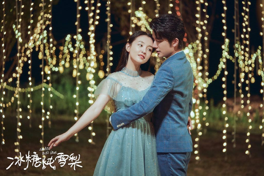 ✨《冰糖炖雪梨》| 领衔主演:张新成、吴倩 如果说去年暑假满屏都是「现男友」李现,今天春天女生们肯定都被「新男友」张新成刷屏啦!改编自同名小说的《冰糖炖雪梨》讲述「冰神」黎语冰和「棠主」棠雪的爆笑甜恋,两个人真的CP感爆棚~❤️