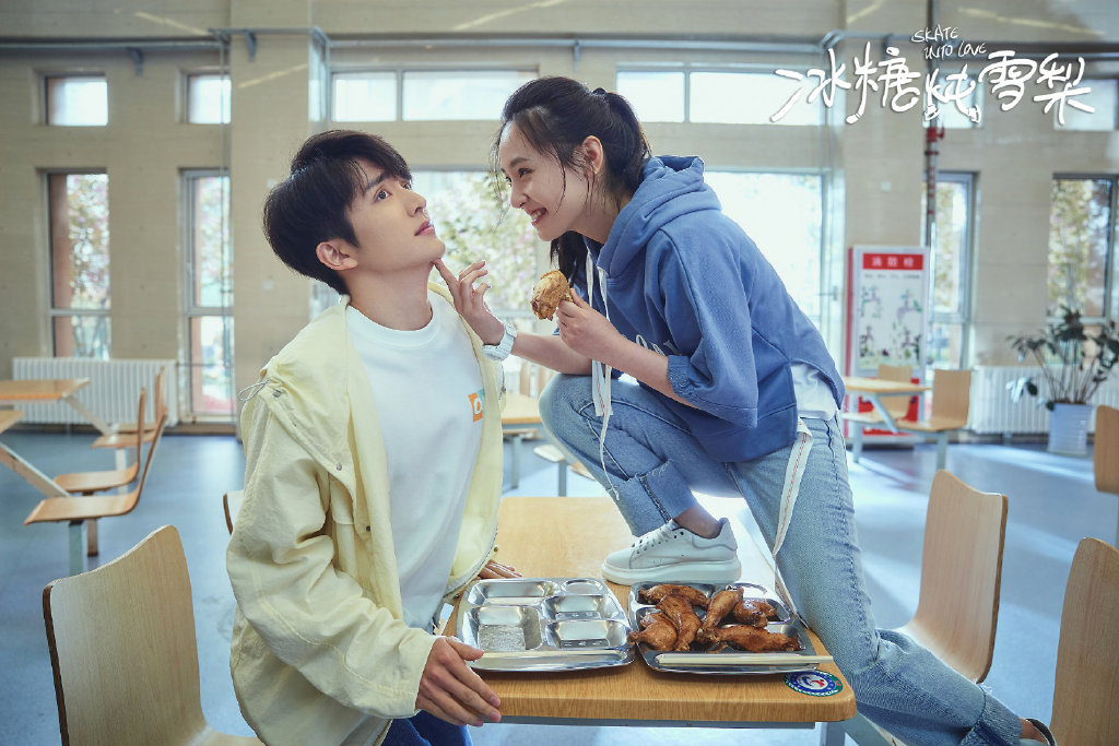 「安慰同学需要笑得那么甜吗?反正不管怎么样,你就是不能对别的男的笑那么甜,以后也是!」