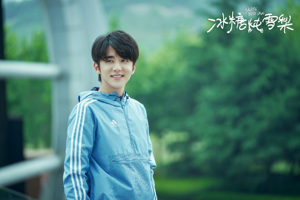 接下来他也有几部作品待播中,其中与宋威龙和谭松韵主演的《以家人之名》备受关注;剧中他出演「小妹李尖尖」谭松韵的甜点师小哥「贺子秋」,据知是对小妹特别暖心的人设哟~一起来期待极具「少年感魅力」的张新成的优秀演绎表现吧!