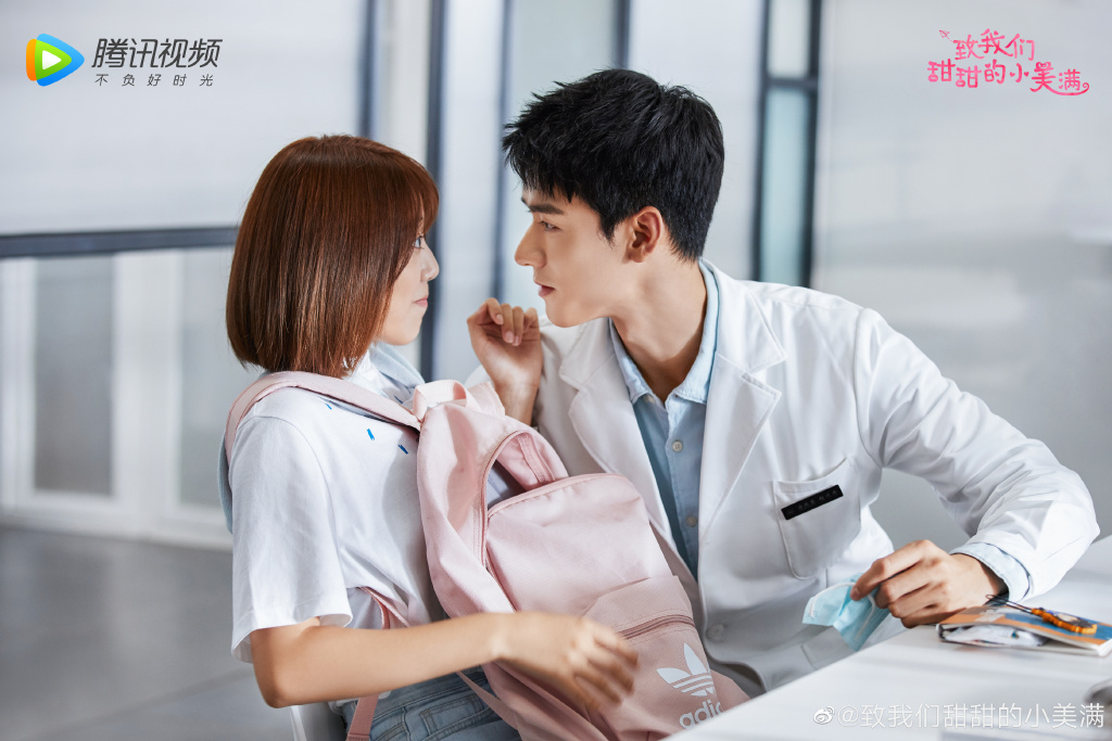 《致我们甜甜的小美满》改编自作者赵乾乾小说《舟而复始》,同时也是《致我们》系列电视剧的最后一部,此前已播出的前两部分别是《致我们单纯的小美好》、《致我们暖暖的小时光》~该系列一直备受瞩目与好评!