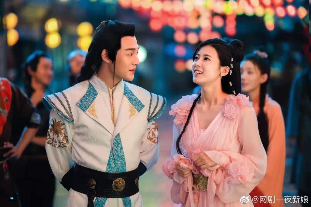 ✨《一夜新娘》| 领衔主演:袁昊、赵昭仪 海盗岛主秦尚城对想当女侠的花溶一见倾心;原意是想要将心爱的溶儿嫁给自己一起在岛上生活,殊不知各种「骚操作」实力呈现了虐妻一时爽,追起火葬场 ? 据传袁昊和赵昭仪私底下是真实的一对CP,所以不仅剧情好看,花絮比正剧更甜~记得要补追哟!