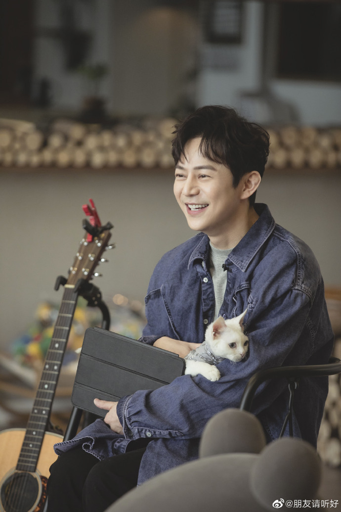 日前何炅老师在治愈系综艺节目《朋友请挺好》中，听完汪苏泷为易烊千玺念出粉丝信件中的心情剖白：「你追世界，我们追你背影」，何老师针对「粉丝追星」的态度说了金句频出的一番话语，与在座的明星嘉宾们以及屏幕前的追星粉丝们共勉之。