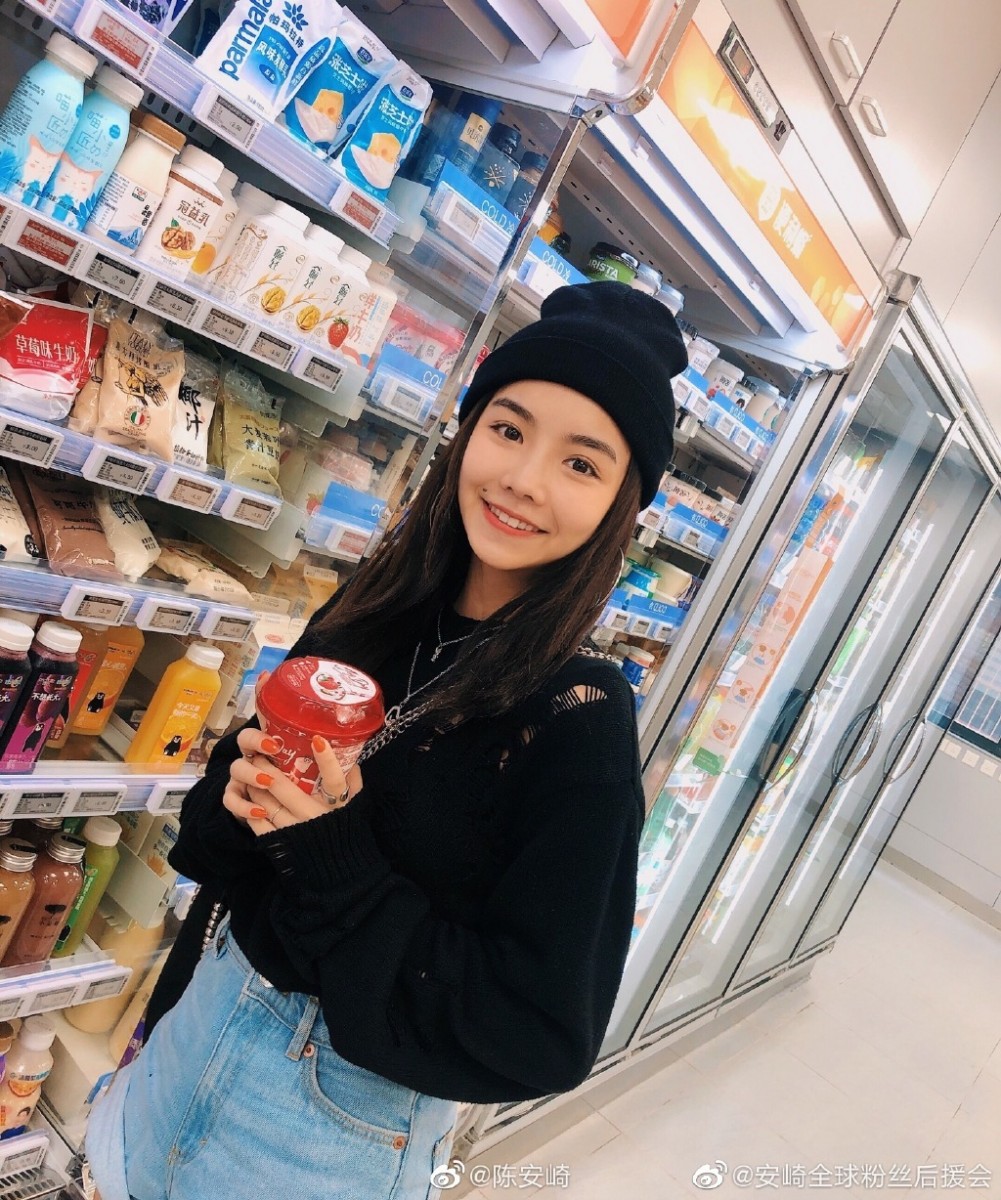 ✨安崎 个子不到160公分的小只女安崎,小小的身躯却有着大大的力量~唱跳俱佳的能力有目共睹!C编自己起初是被她的舞台实力圈粉,后来看到身在A班的她特别用空余时间帮助成绩落后的训练生练习舞蹈,就更加喜欢这个暖心的小姑娘了~