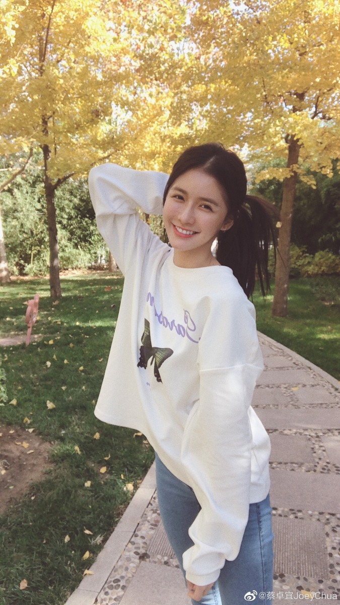 ✨蔡卓宜 相信不少马来西亚观众都是冲着「大马女神」蔡卓宜开始追看《青你2》吧?长相甜美的她擅长打泰拳、极限运动,极具反差魅力;令许多观众赞叹的还有蔡卓宜的「表情管理」技能,各种镜头Take到都能维持超完美笑容!「氧气女孩」之美誉名副其实~