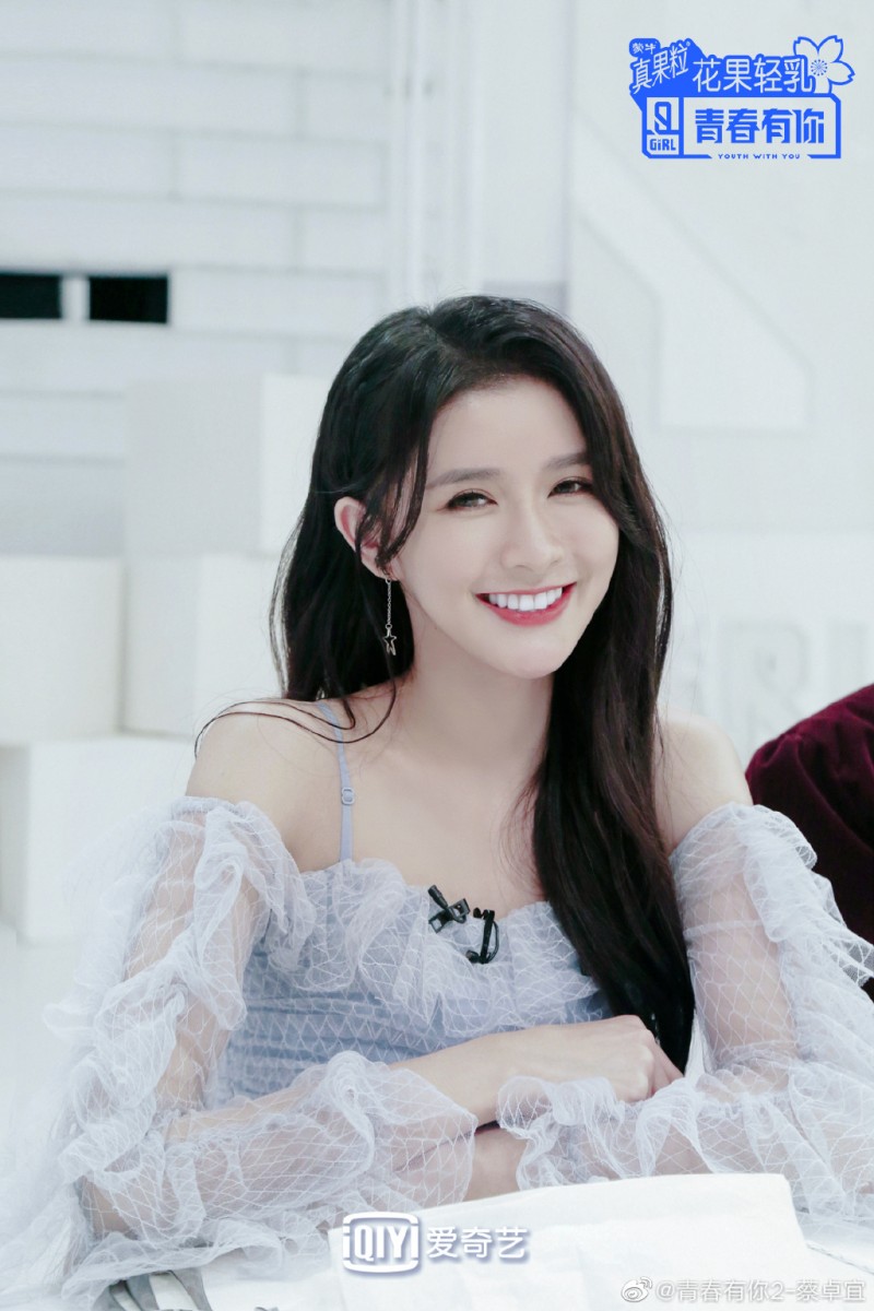 ✨蔡卓宜 相信不少马来西亚观众都是冲着「大马女神」蔡卓宜开始追看《青你2》吧?长相甜美的她擅长打泰拳、极限运动,极具反差魅力;令许多观众赞叹的还有蔡卓宜的「表情管理」技能,各种镜头Take到都能维持超完美笑容!「氧气女孩」之美誉名副其实~