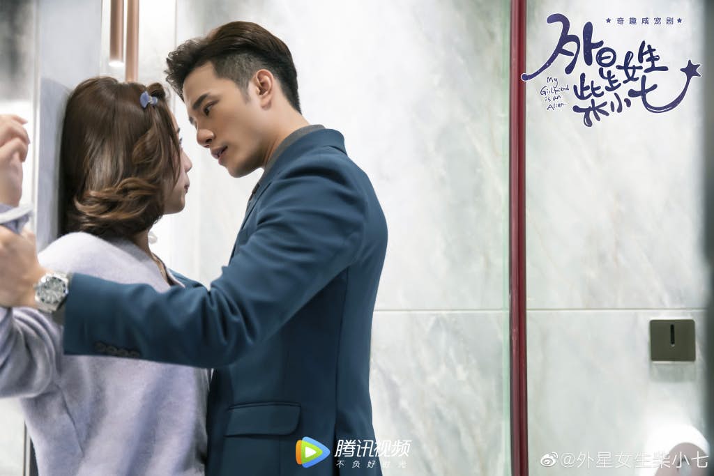 ✨《外星女生柴小七》| 领衔主演:徐志贤、万鹏 霸道总裁方冷和柴小七之间的「咸宠式」恋爱超好嗑;尤其男主角徐志贤不面瘫的霸总演绎、眼神超有戏,让人入坑后就爬不出来了~女主角柴小七是外星人这种脑洞大开的设定很新颖,但因为和人类男主不同“物种”让C编起初追剧的时候很担心烂尾?~但大结局是happy ending大家放心追!
