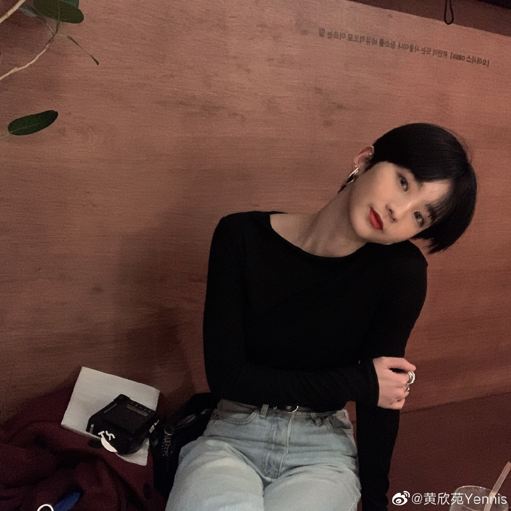 ✨黄欣苑 来自马来西亚的短发女孩Yennis黄欣苑跳起舞来亦刚亦柔,兼具高颜值、气质、时尚sense、舞蹈实力~《青你》制作人蔡徐坤层特别点名她:“其实你的舞蹈是很强的,但是在舞台上没有体现出来,是因为怕输吗?”但在节目中可见Yennis黄欣苑一直都在努力透过不一样的表演展现自己的进步。希望努力并有才华的她可以顺利出道❤️