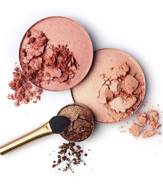 ✨5、拯救碎掉的眼影 碎掉的眼影不必丢掉!可以尝试加入几滴Johnson’s Baby Oil,然后推压铺平~不止拯救了碎裂的眼影,还能将它升级为持色度更佳的「霜状质地」呢~