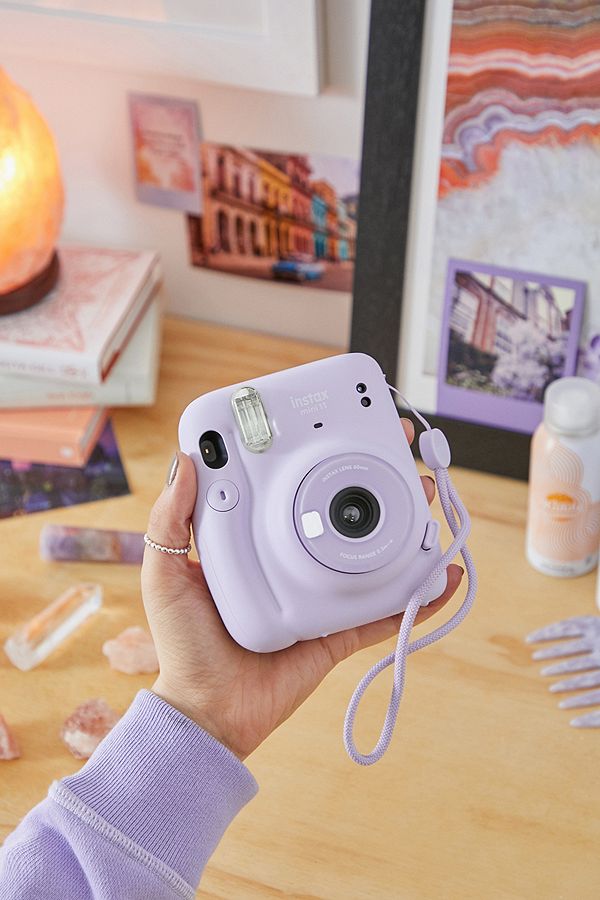 ✨暴击少女心的粉嫩嫩色调 Instax Mini 11和上一代的Mini 9一样,提供多款颜色选择;但后者颜色饱和度较高,是特别鲜明亮眼的「糖果色系」。本次Instax Mini 11推出的热卖色调,是更加狙击少女心的「粉嫩嫩色」;其中「柔雾樱粉Blush Pink」和「香芋紫Lilac Purple」完全就是女生一定会一见钟情的款式吖 ?