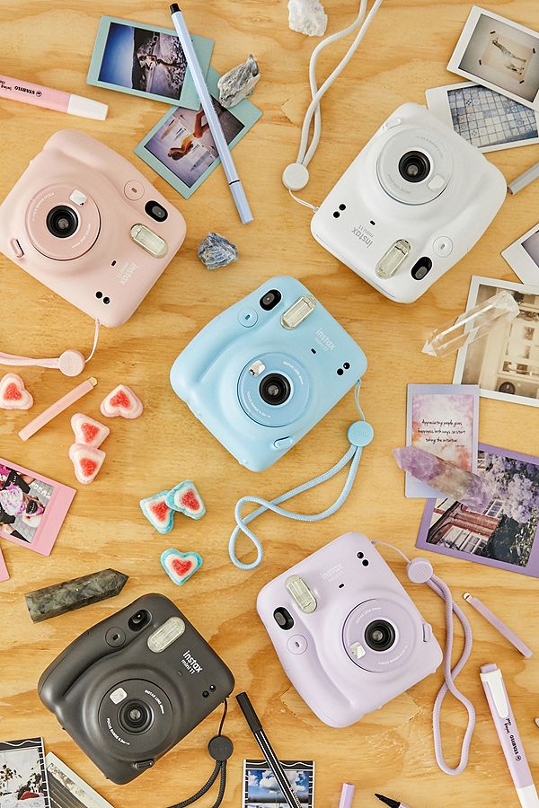 Fujifilm Instax Mini 拍立得相机自推出以来一直非常受欢迎!今年2月份宣布即将推出的最新Instax Mini 11刚释出消息就掀起了网上热议,不仅仅因为Mini 11功能性上迎来了多方面优化,最主要原因是…它的「颜值」真的太高、太吸睛啦~