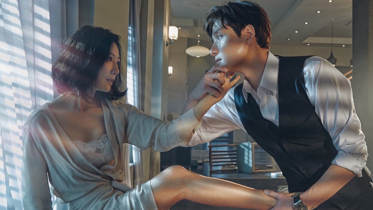 最近Girls们宅在家有没有追看超夯韩剧《夫妻的世界》呢?剧中超渣老公让人恨到想暴打他、女主反转又反转的腹黑式报复让人边看边觉得紧张~除了两位主角,剧迷们的话题当然也离不开「最强小三」演员韩素希!
