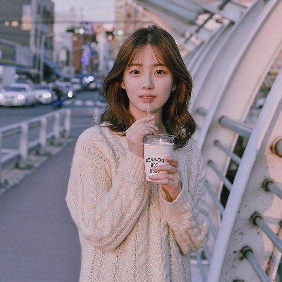 ✨穿搭特征： 穿搭特征方面，奶茶系女孩钟情于白色、奶茶/浅卡其色、大地色这一类的舒服色系；风格方面经常会选择温柔可人、休闲舒适、日系无印风的搭配，比如小白裙、针织衫、帽T配长裙等等。