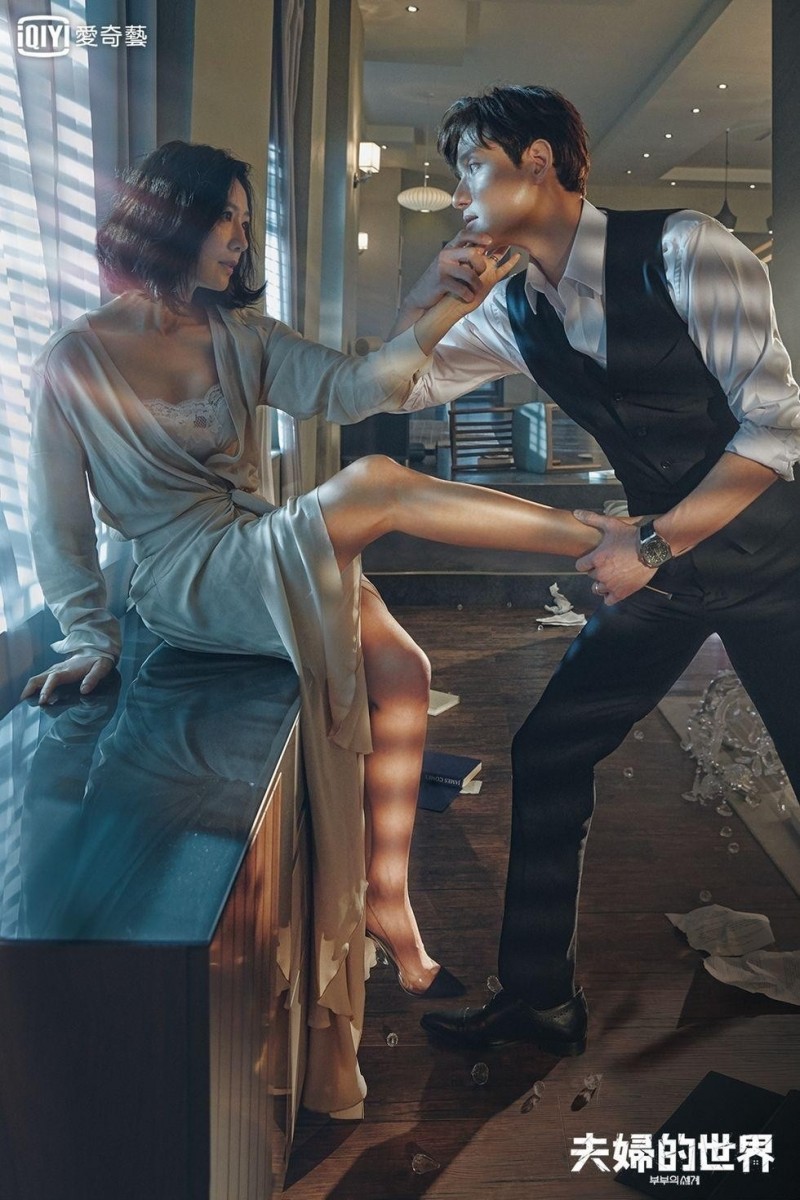 最近刚开播就收视狂飙的韩剧《夫妇的世界》中,地表最强小三韩素希用了「一支唇膏」挑起和正宫之间的战斗...让不少女观众边看边恨得牙痒痒~(笑)