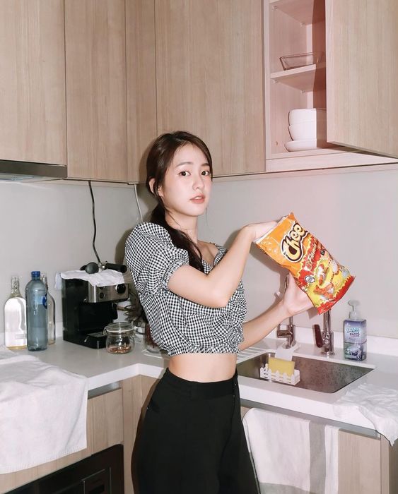 6、零食不离嘴 家里的「精神粮食」- 零食们,肯定比在Office里的精彩? 行动管制期间,记得不要放纵自己各种吃零食、宵夜~可以买点健康坚果类代替,或是多吃水果解馋哟~