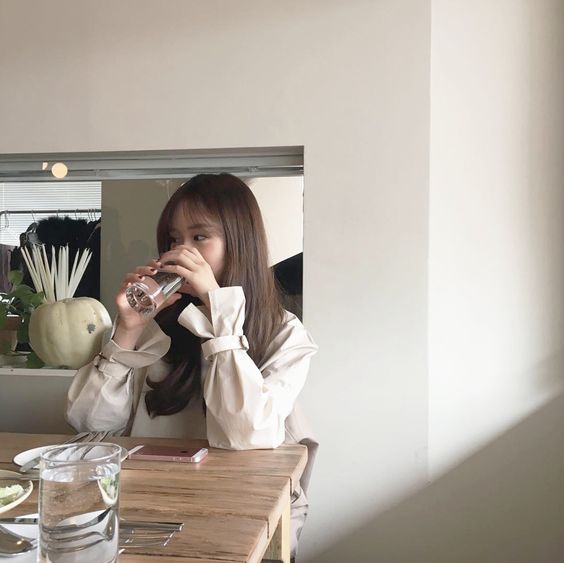 3、饮水量不足 想要肌肤保持水嫩、维持良好身体代谢,「喝水」是至关重要的习惯!建议如同平时出门上班一样,在家上班也要自备水瓶,放到起眼的办公范围,随时补充水分。