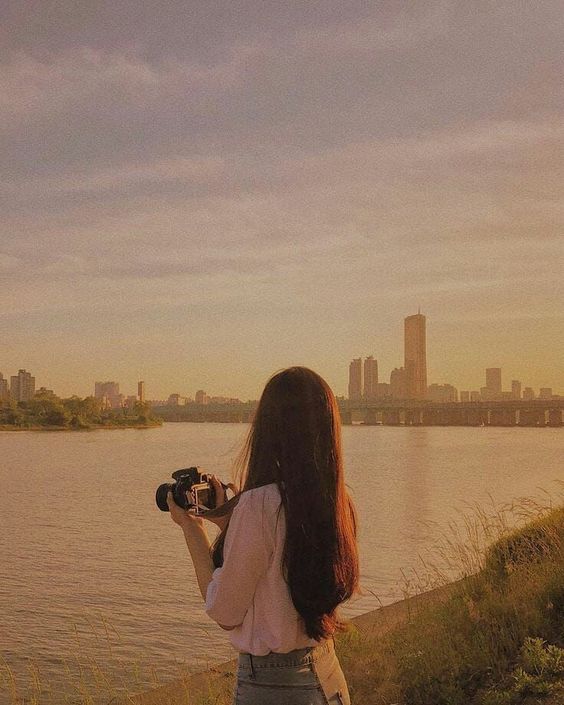 ✨来当「背」多分 「不露脸」拍照最容易GET的诀窍之一,非这招莫属!从后面或稍侧的位置拍摄唯美的「背」多分角度,配上好看的穿搭和时尚单品更加分~