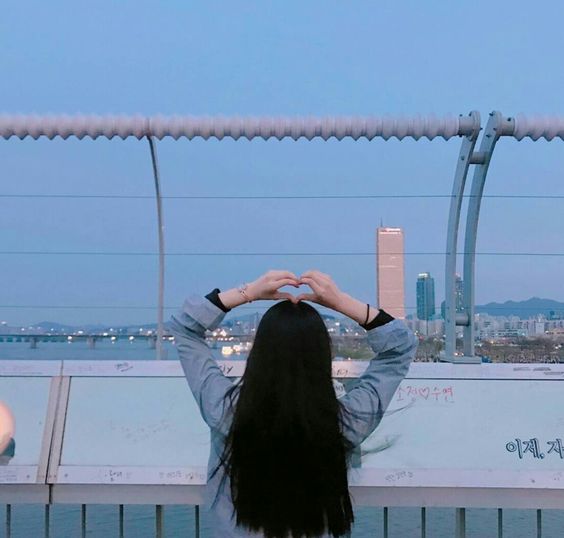 ✨来当「背」多分 「不露脸」拍照最容易GET的诀窍之一,非这招莫属!从后面或稍侧的位置拍摄唯美的「背」多分角度,配上好看的穿搭和时尚单品更加分~