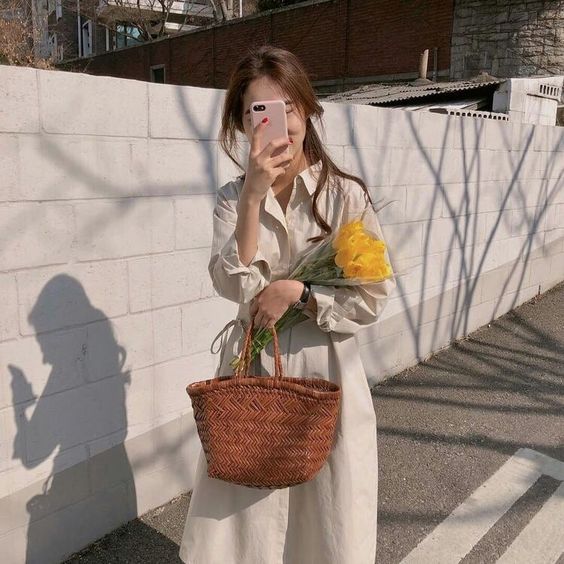 ✨假装用手机/相机「反拍」 可以用相机假装自己对着镜头进行「反拍」,特别俏皮可爱!