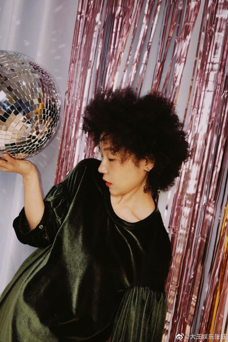 ✨张钰 有别于一般女团选秀成员固有的甜美形象风格、顶着爆炸头的张钰,可谓是这一季节目中最吸睛的其中一位了~C编很喜欢一位粉丝对张钰小姐姐的点评:「她太明白自己的魅力点;大部分女孩都经历过一个阶段,在几个朋友里觉得自己最不显眼、不漂亮、个子不高、穿衣服没有自己的风格、拍照也不精致;但张钰就是那种,虽然比起其他女生长得不够出众,但打扮得极其“嚣张”、话不多却掷地有声,如此耀眼!」